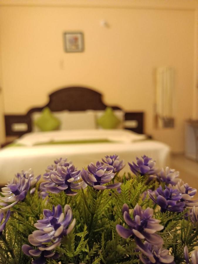 เอเบเนเซอร์ พลาซา Hotel เนดุมบัสเซรี ภายนอก รูปภาพ
