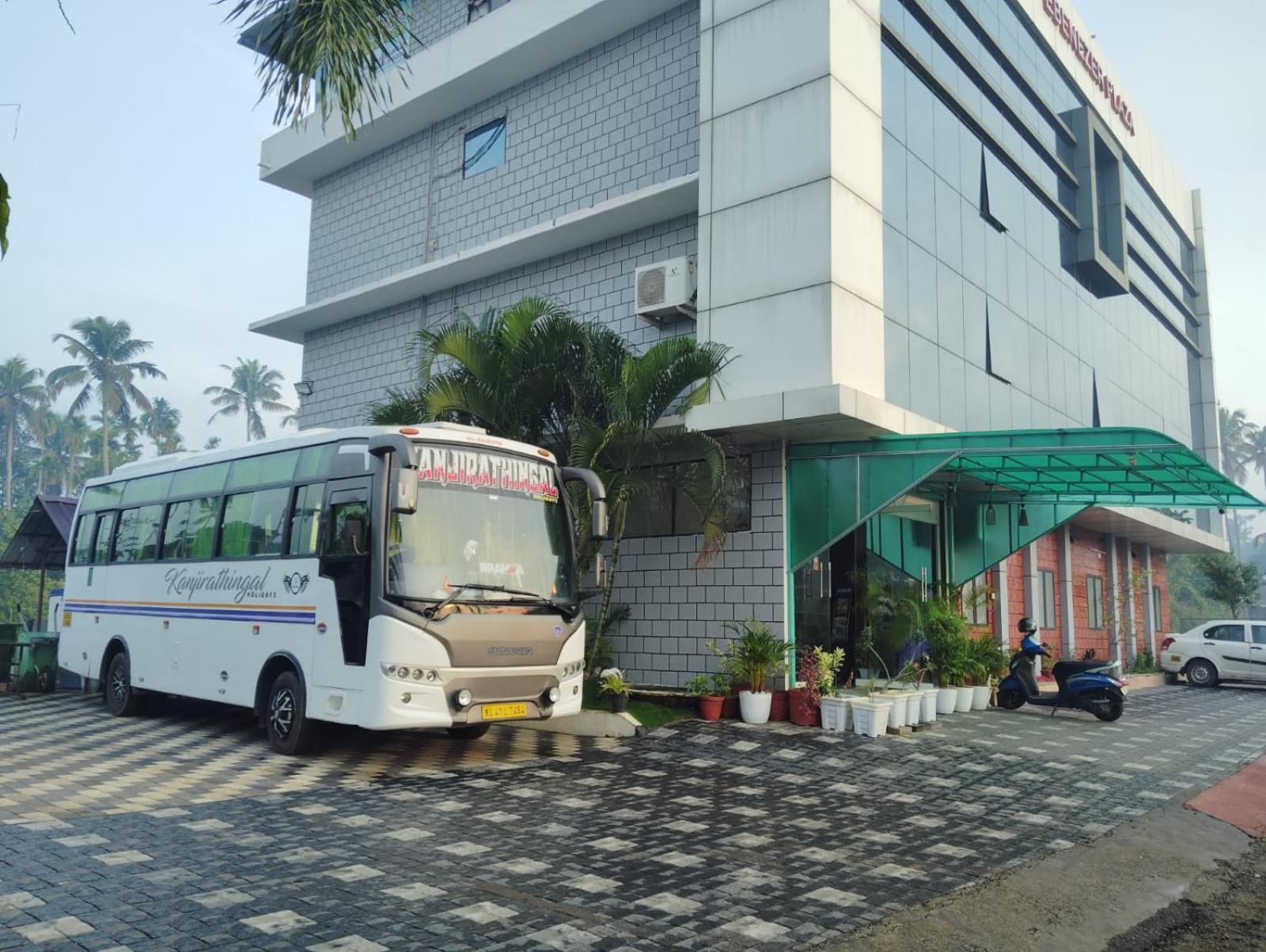 เอเบเนเซอร์ พลาซา Hotel เนดุมบัสเซรี ภายนอก รูปภาพ