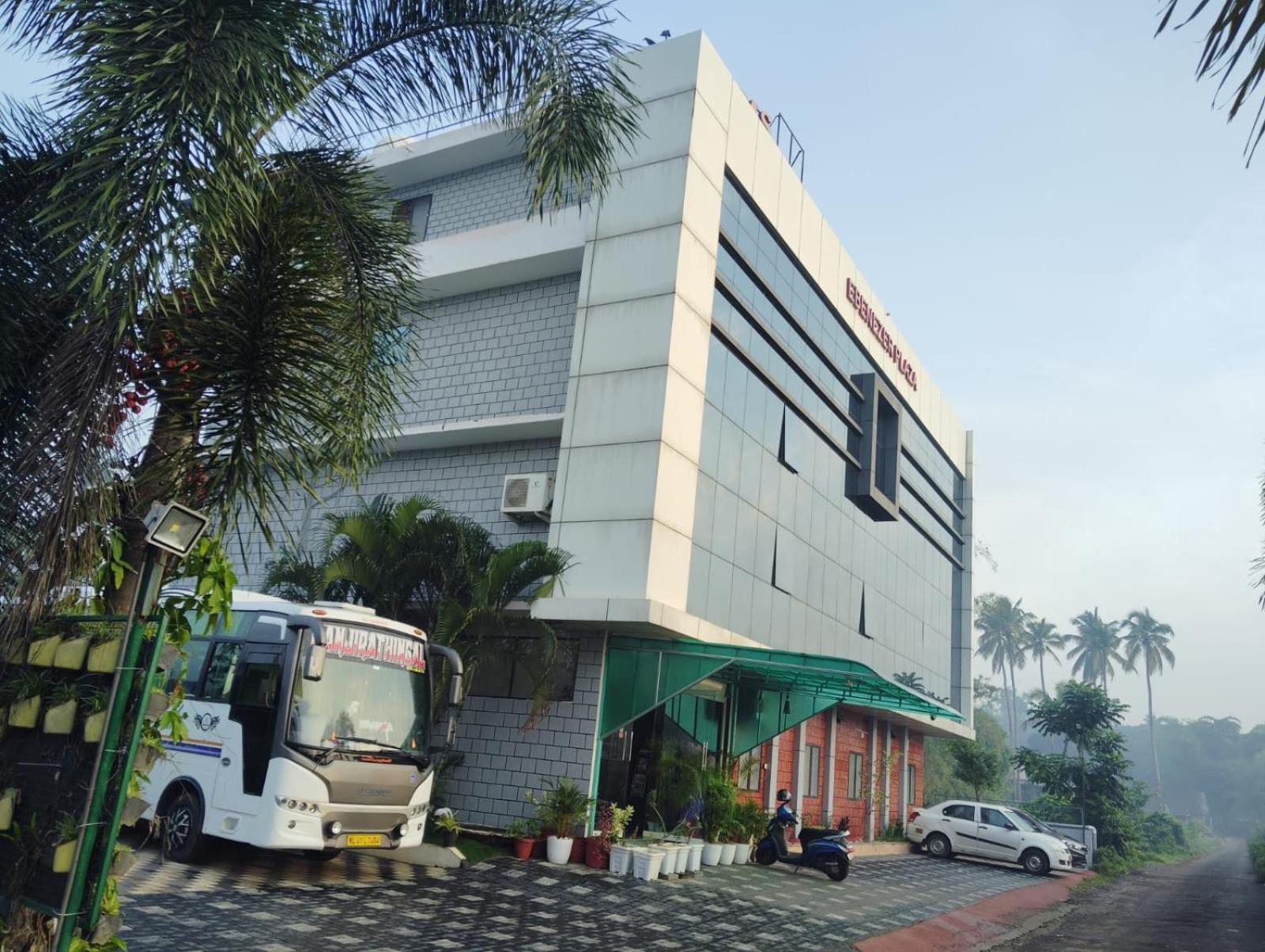 เอเบเนเซอร์ พลาซา Hotel เนดุมบัสเซรี ภายนอก รูปภาพ