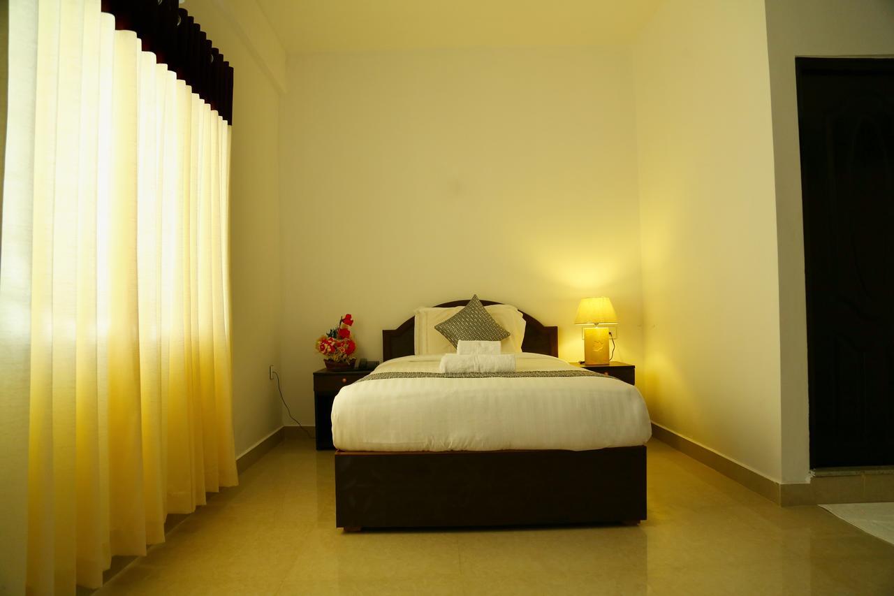 เอเบเนเซอร์ พลาซา Hotel เนดุมบัสเซรี ภายนอก รูปภาพ