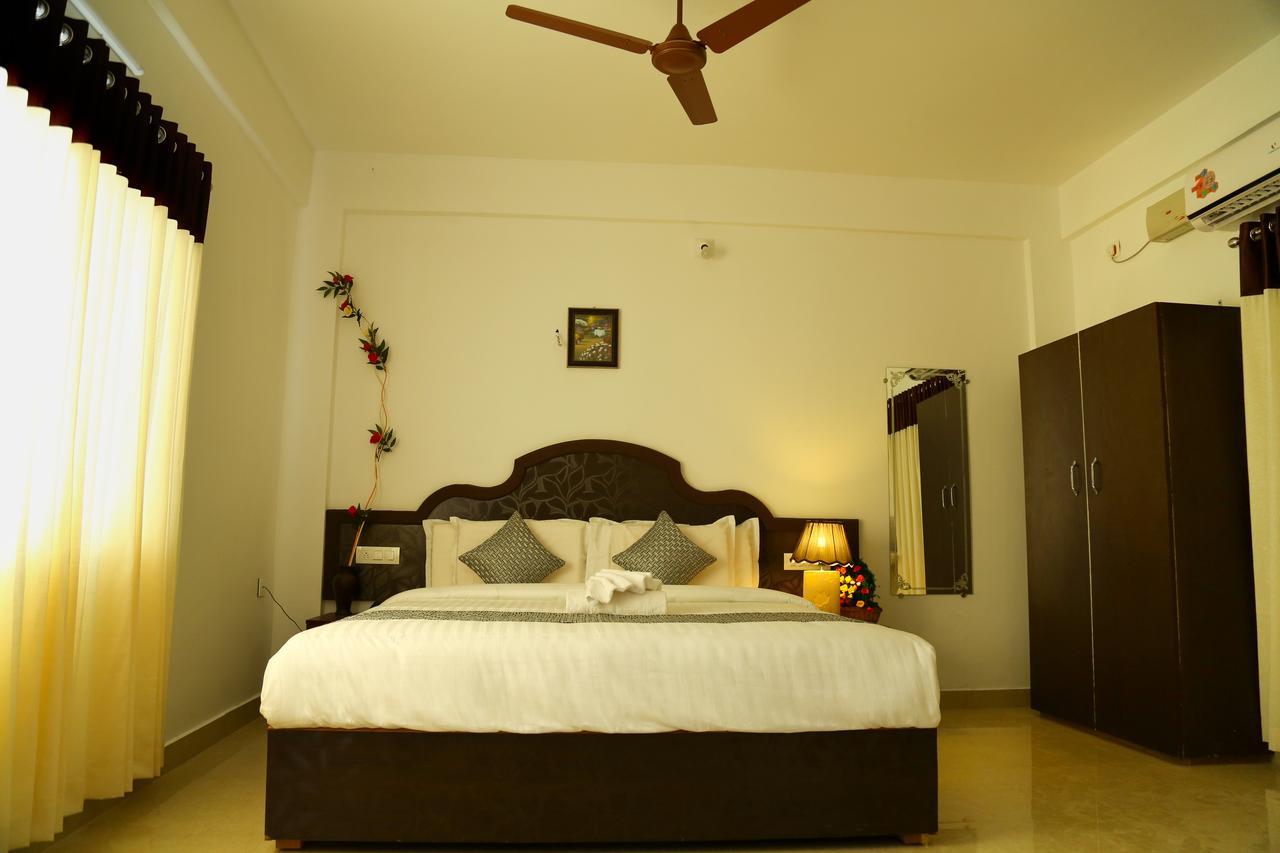 เอเบเนเซอร์ พลาซา Hotel เนดุมบัสเซรี ภายนอก รูปภาพ