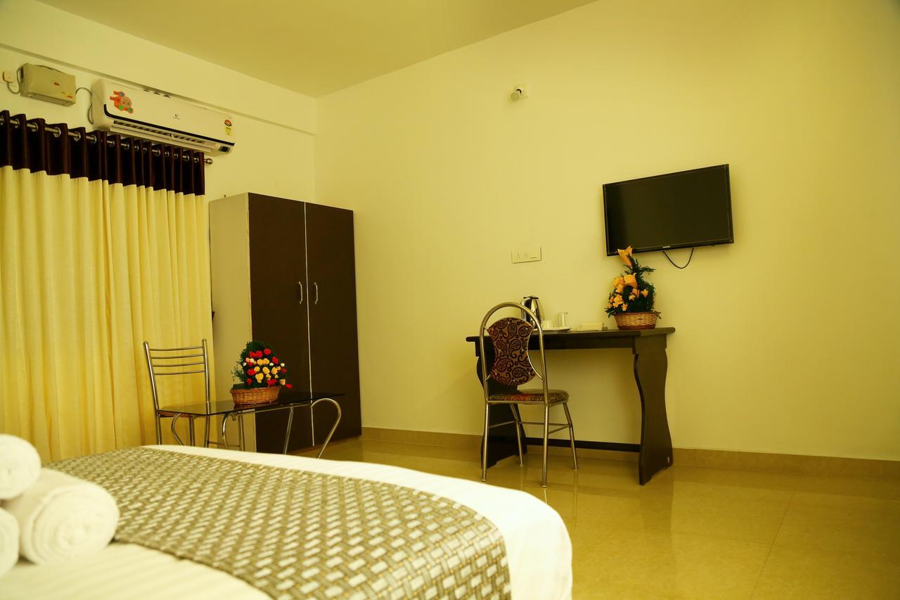 เอเบเนเซอร์ พลาซา Hotel เนดุมบัสเซรี ภายนอก รูปภาพ