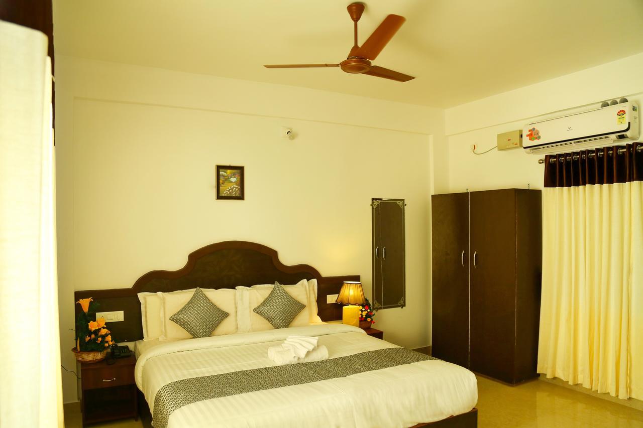 เอเบเนเซอร์ พลาซา Hotel เนดุมบัสเซรี ภายนอก รูปภาพ