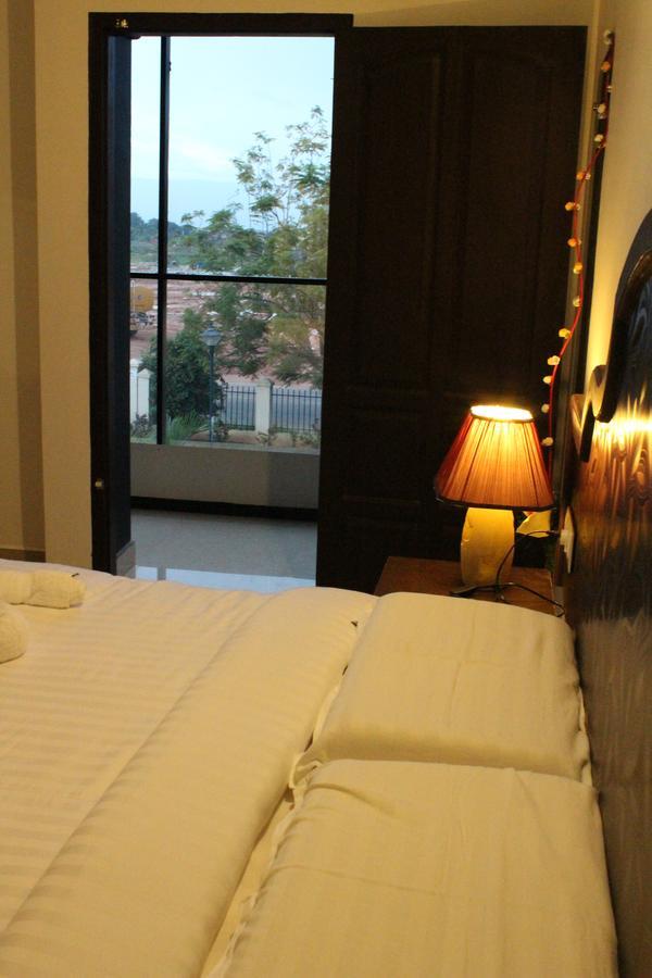 เอเบเนเซอร์ พลาซา Hotel เนดุมบัสเซรี ภายนอก รูปภาพ