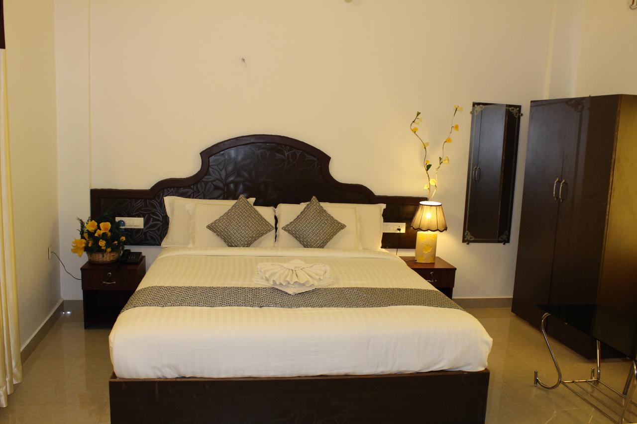 เอเบเนเซอร์ พลาซา Hotel เนดุมบัสเซรี ภายนอก รูปภาพ