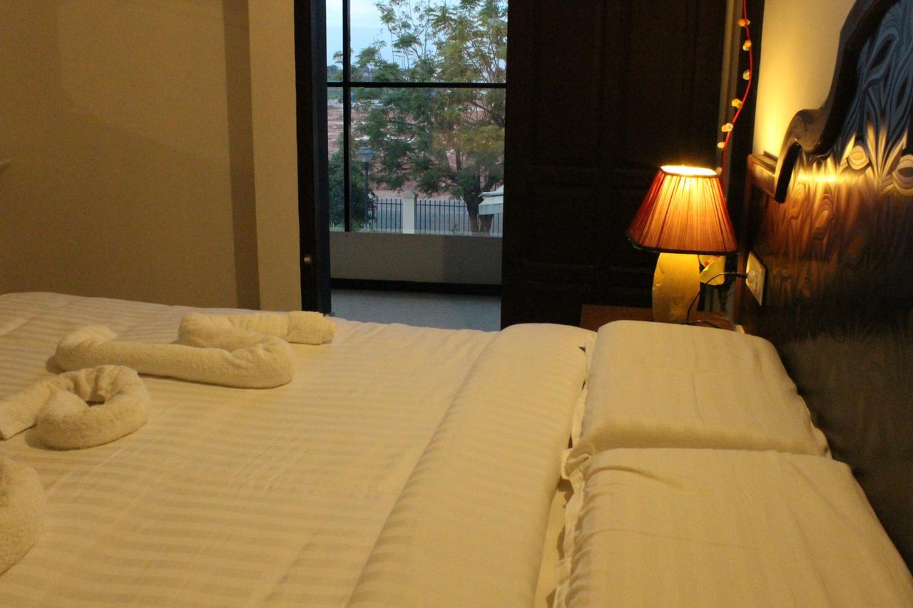 เอเบเนเซอร์ พลาซา Hotel เนดุมบัสเซรี ภายนอก รูปภาพ