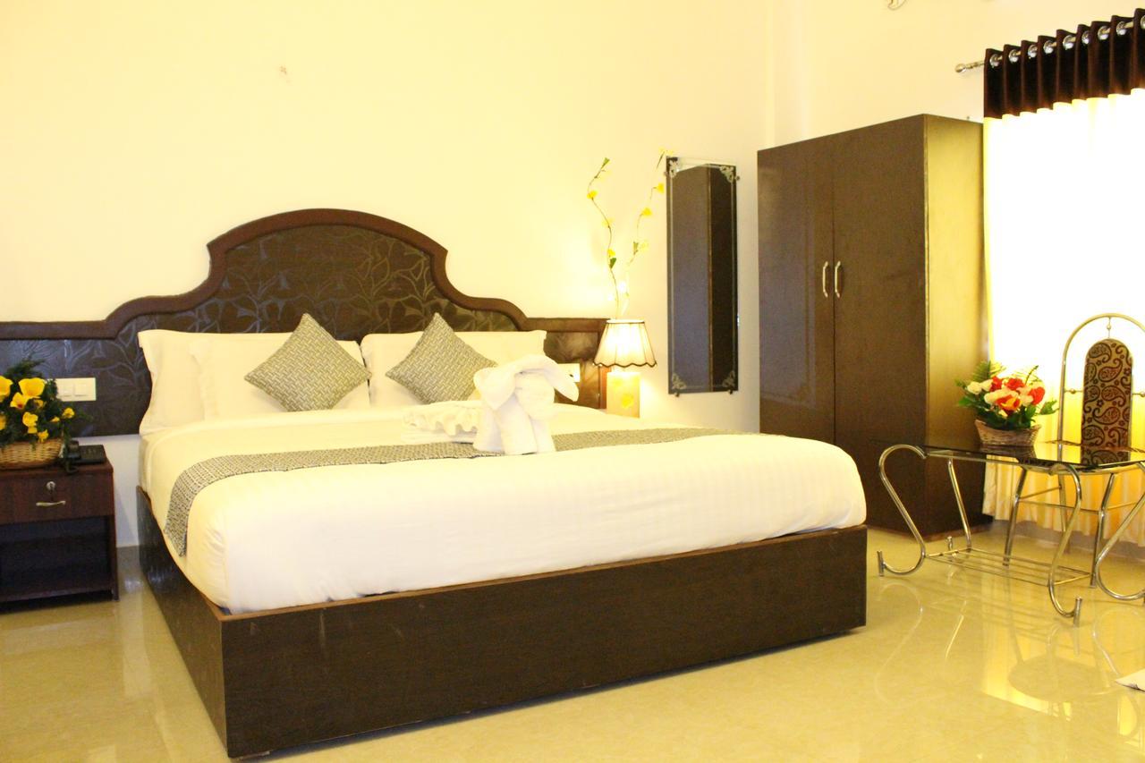 เอเบเนเซอร์ พลาซา Hotel เนดุมบัสเซรี ภายนอก รูปภาพ