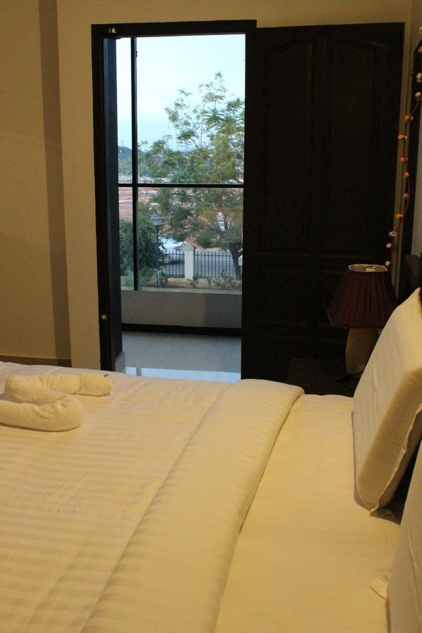 เอเบเนเซอร์ พลาซา Hotel เนดุมบัสเซรี ภายนอก รูปภาพ