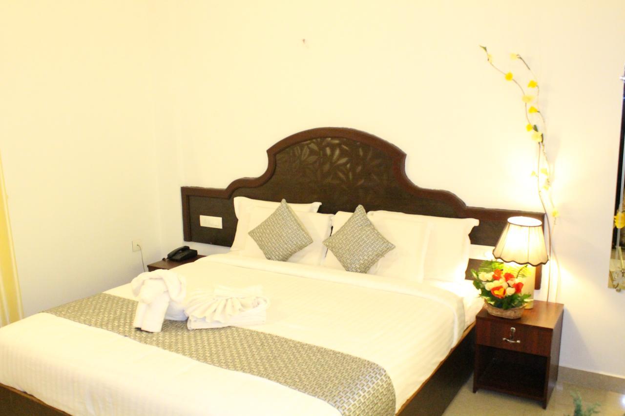 เอเบเนเซอร์ พลาซา Hotel เนดุมบัสเซรี ภายนอก รูปภาพ