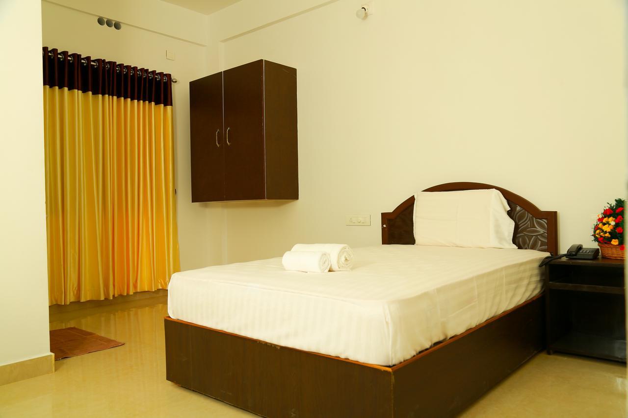 เอเบเนเซอร์ พลาซา Hotel เนดุมบัสเซรี ภายนอก รูปภาพ