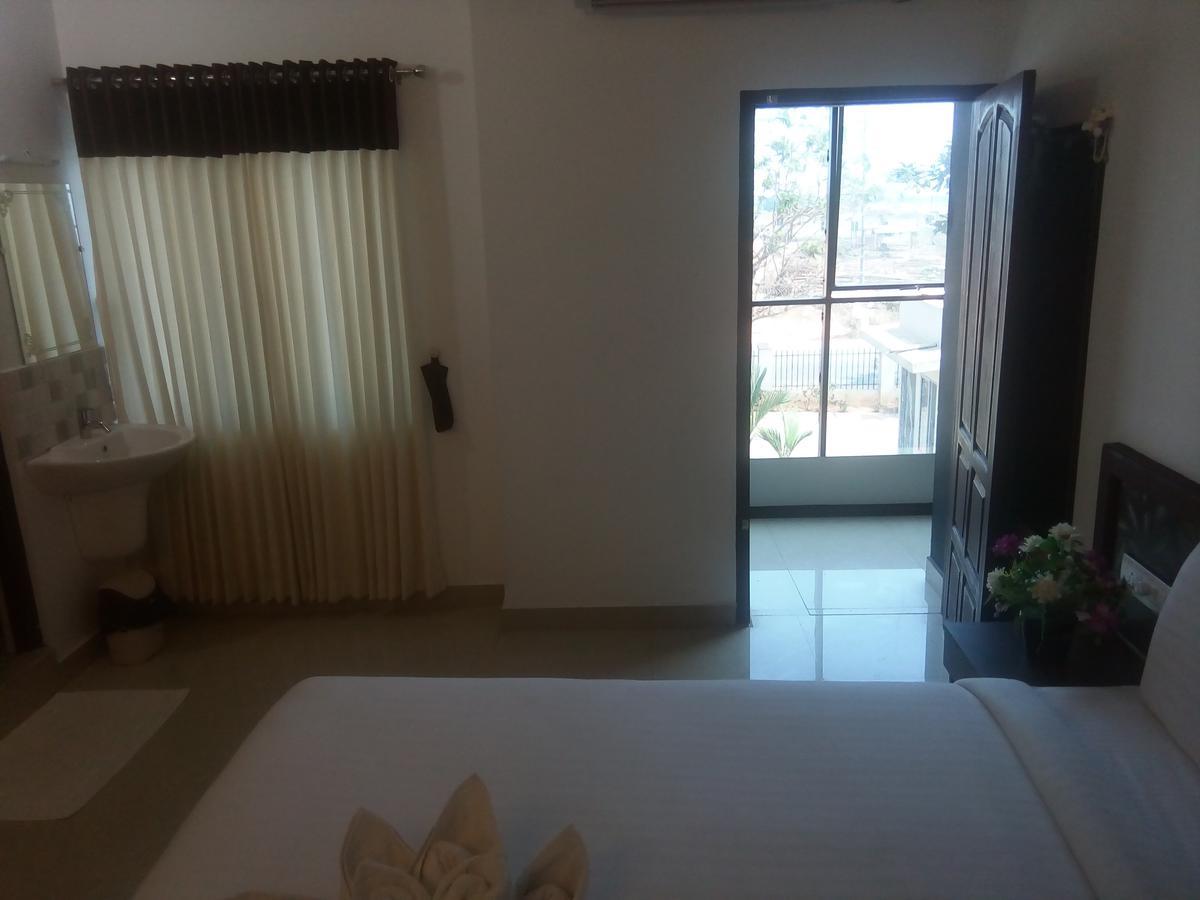 เอเบเนเซอร์ พลาซา Hotel เนดุมบัสเซรี ภายนอก รูปภาพ