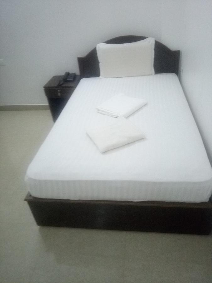 เอเบเนเซอร์ พลาซา Hotel เนดุมบัสเซรี ภายนอก รูปภาพ