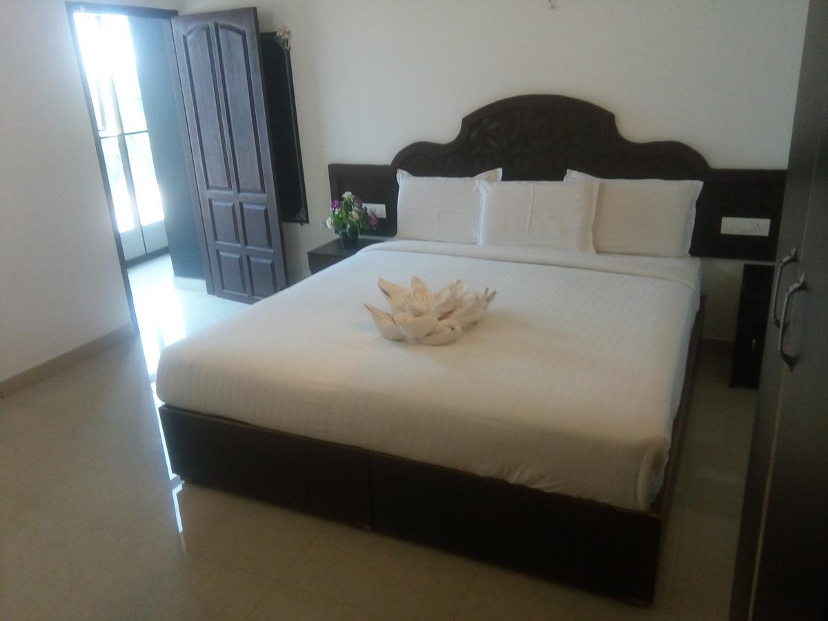 เอเบเนเซอร์ พลาซา Hotel เนดุมบัสเซรี ภายนอก รูปภาพ