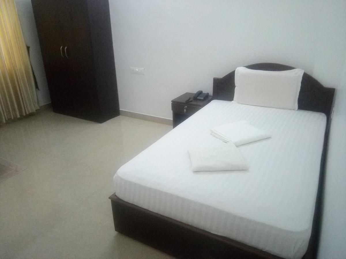 เอเบเนเซอร์ พลาซา Hotel เนดุมบัสเซรี ภายนอก รูปภาพ
