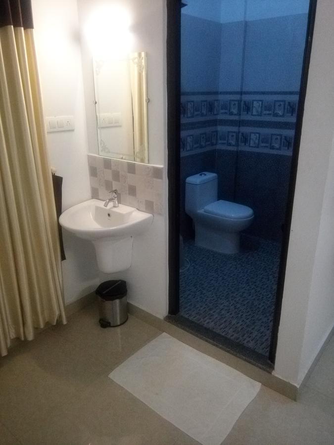 เอเบเนเซอร์ พลาซา Hotel เนดุมบัสเซรี ภายนอก รูปภาพ