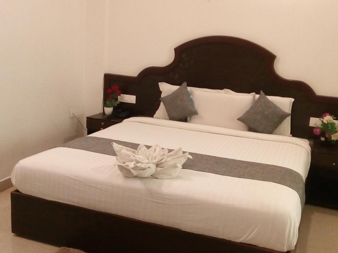 เอเบเนเซอร์ พลาซา Hotel เนดุมบัสเซรี ภายนอก รูปภาพ