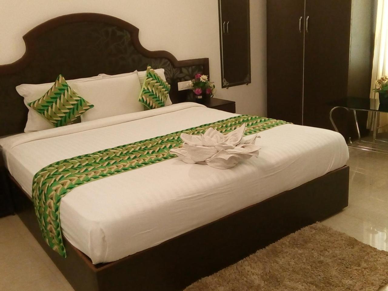 เอเบเนเซอร์ พลาซา Hotel เนดุมบัสเซรี ภายนอก รูปภาพ