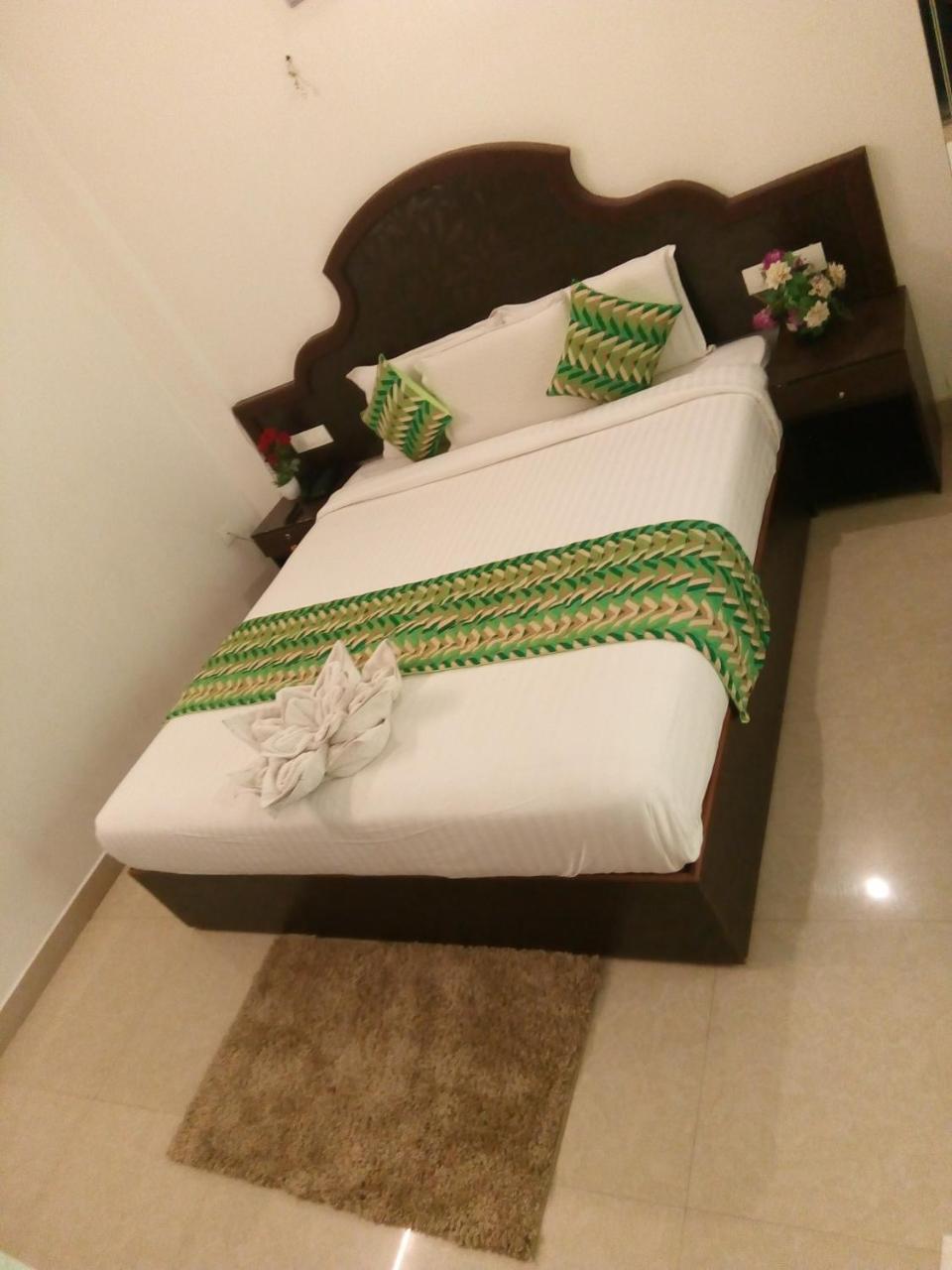 เอเบเนเซอร์ พลาซา Hotel เนดุมบัสเซรี ภายนอก รูปภาพ