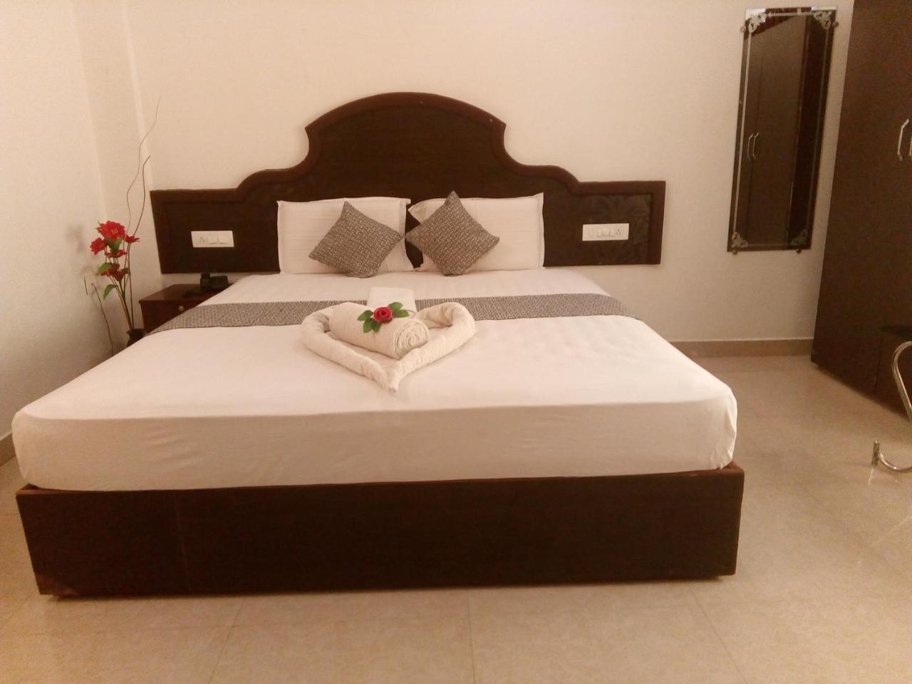 เอเบเนเซอร์ พลาซา Hotel เนดุมบัสเซรี ภายนอก รูปภาพ