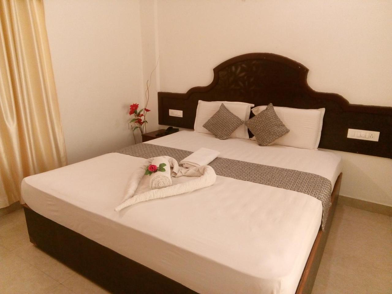 เอเบเนเซอร์ พลาซา Hotel เนดุมบัสเซรี ภายนอก รูปภาพ