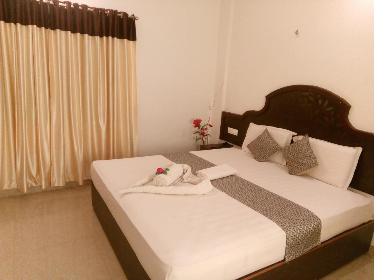 เอเบเนเซอร์ พลาซา Hotel เนดุมบัสเซรี ภายนอก รูปภาพ